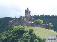 Zur Burg Cochem kann man auf einer Weinreise an die Mosel eine tolle Wanderung unternehmen.