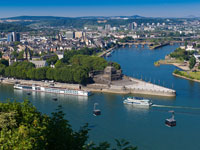 In dem Deutschen Eck in Koblenz mündet die Mosel in den Rhein.