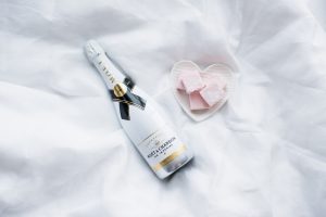 Moet & Chandon Ice Imperial Der Champagner zeigt sich im Test als sehr süß und soll laut Hersteller als Erfrischungsgetränk dienen können. 