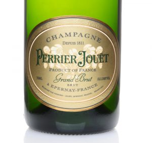 Perrier Jouet Grand Brut Die Sorte zeigt sich im Test sehr reif und voll im Geschmack, wobei die Fülle durch die würzigen und fast parfümartigen Noten noch verstärkt wird.(#04)