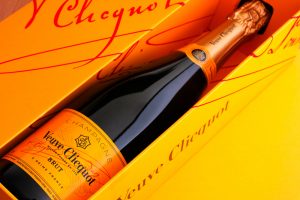 Veuve Clicquot Brut Champagner Dieser Schaumwein zeigt sich mit einem sehr guten Preis-Leistungs-Verhältnis und schmeckt sehr fruchtig.(#02)