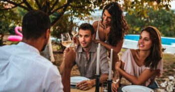 Sommer, Sonne, Weißwein: Der perfekte Wein für die Sommerparty ( Foto: Adobe Stock - bernardbodo )