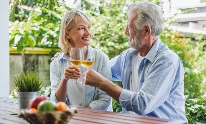 Um die Sommerparty mit Weißwein zu untermalen oder den Tag gemütlich mit dem Partner auf der Terrasse ausklingen zu lassen, ist ein leichter Weißwein ideal. ( Foto: Adobe Stock - Nattakorn ) 