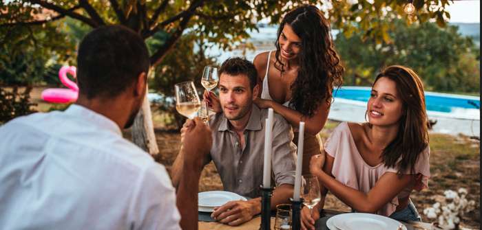 Sommer, Sonne, Weißwein: Der perfekte Wein für die Sommerparty ( Foto: Adobe Stock - bernardbodo )