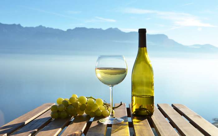 Für das perfekte Weinglas gilt zuerst einmal das allseits bekannte Motto: weniger ist mehr. ( Foto: Adobe Stock -  barmalini )