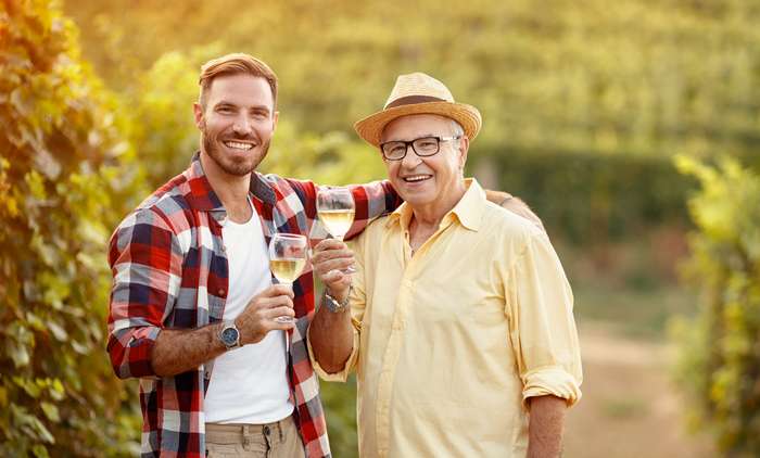 Ein gutes Glas Wein gehört in der Feinschmeckernation Deutschland nun mal einfach dazu. ( Foto: Adobe Stock -  luckybusiness ) 