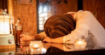 Pathophysiologie: Allergie vs. Unverträglichkeit Alkoholallergie: Selten, aber potenzielle Gefahr (Foto: AdobeStock 494138397 健二 中村)
