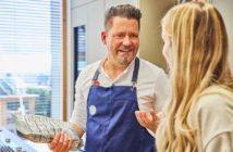 Mike Süsser spricht mit Trockenfutter in der Hand (Foto: PLATINUM)