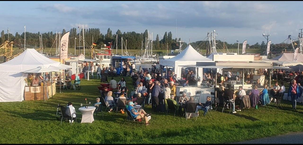 Greetsieler Weinfest bietet Weinvielfalt, Kulinarikstände und familienfreundliche (Foto: Touristik GmbH Krummhörn-Greetsiel)